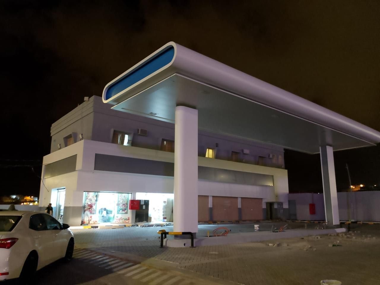 مظلة محطة بعد التنفيذ — حضور ليلي واضح